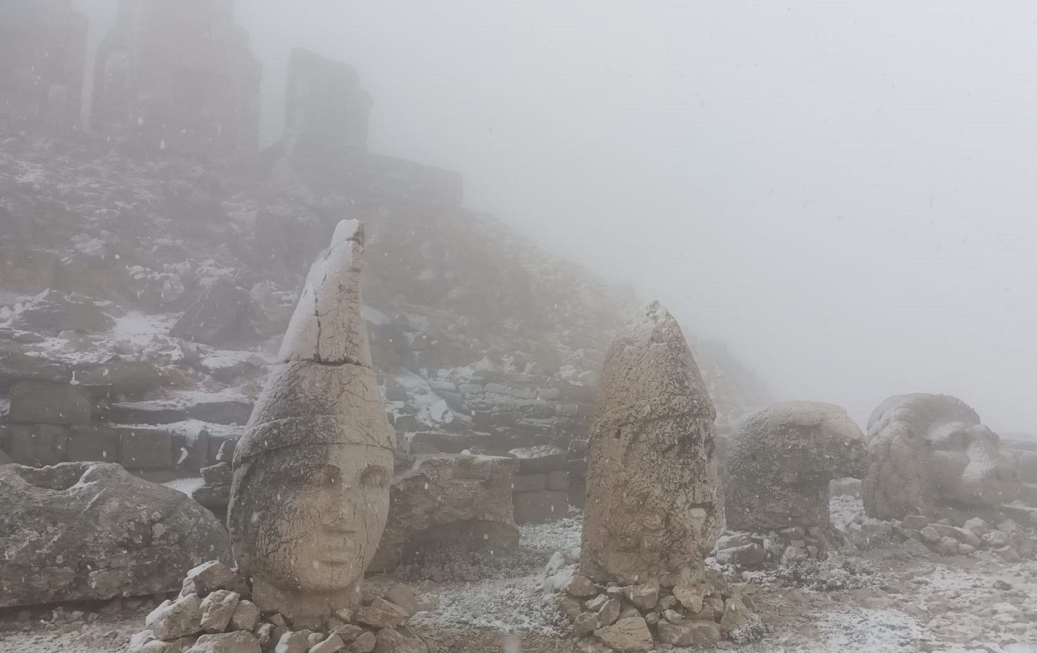 Berfê Çiyayê Nemrûd xemiland