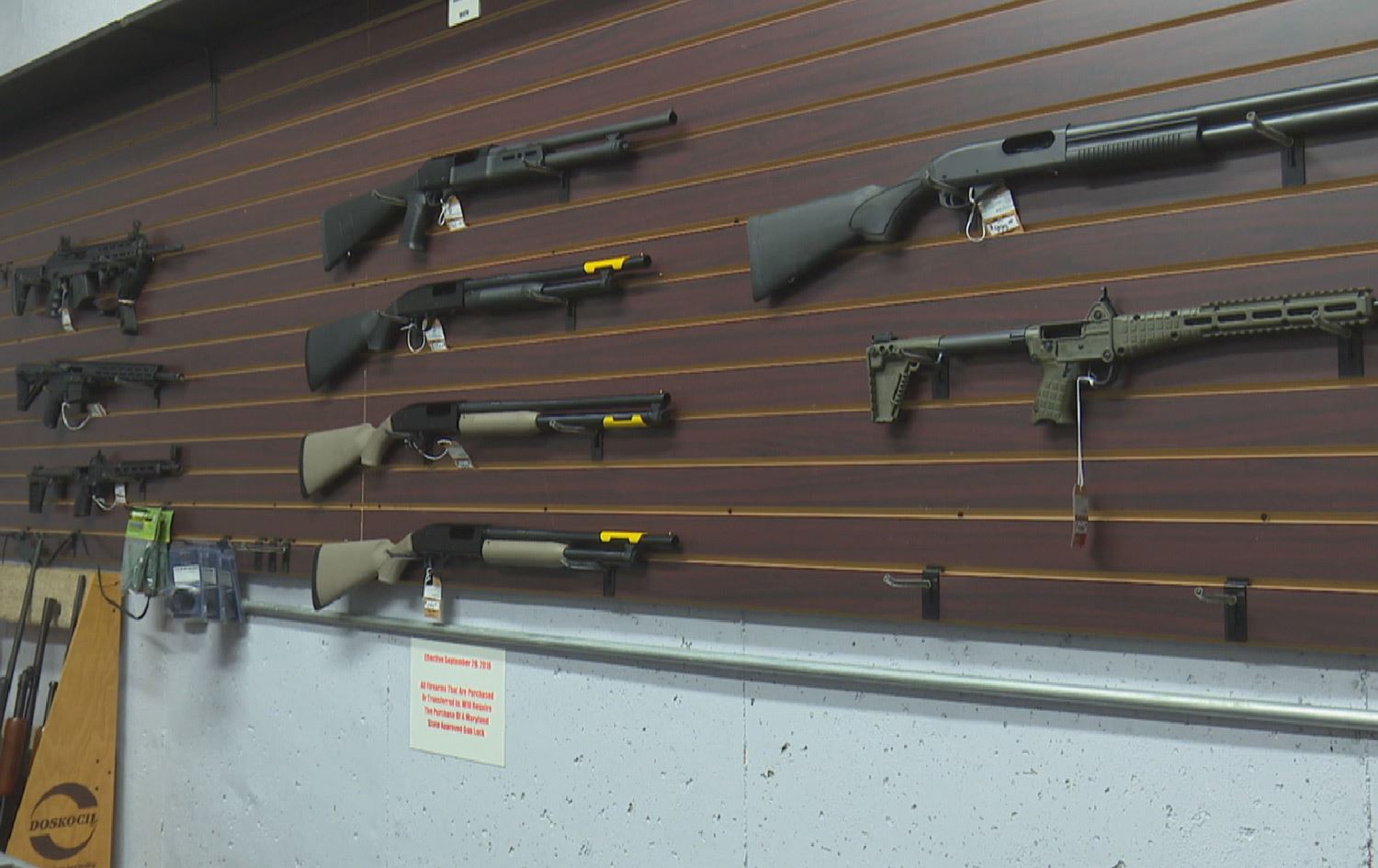 دیموکرات و کۆمارییەکان ناکۆکیی قووڵیان لەبارەی هەڵگرتنی چەک هەیە