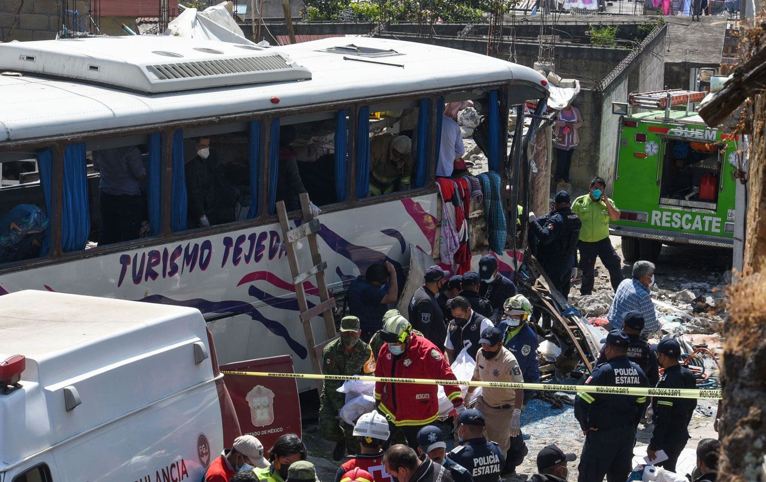 Freni boşalan otobüs evlere çarptı: 19 ölü