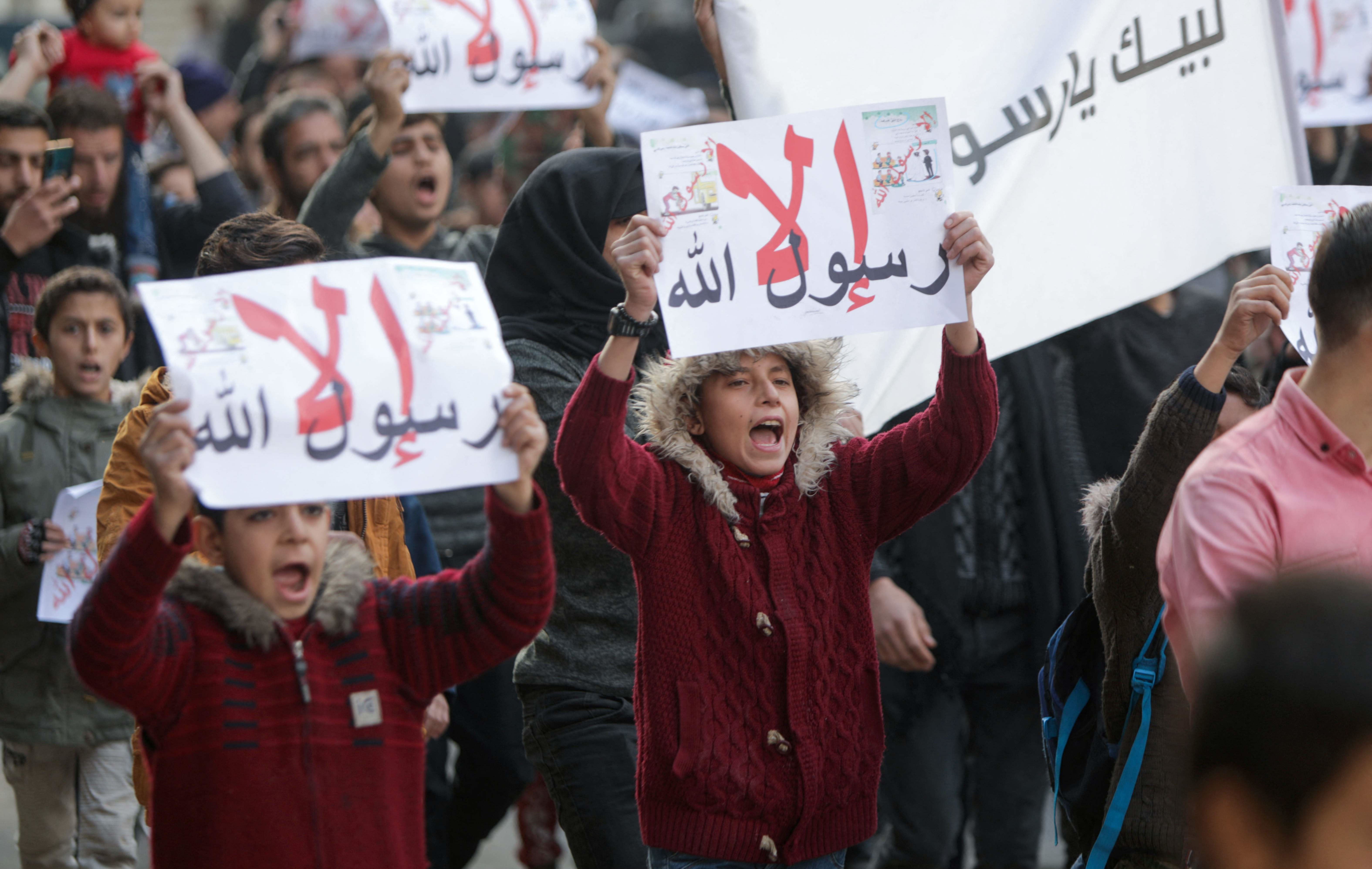 SURİYE – Türkiye’nin kontrolü altındaki kentte dağıtılan ders kitabı protesto edildi