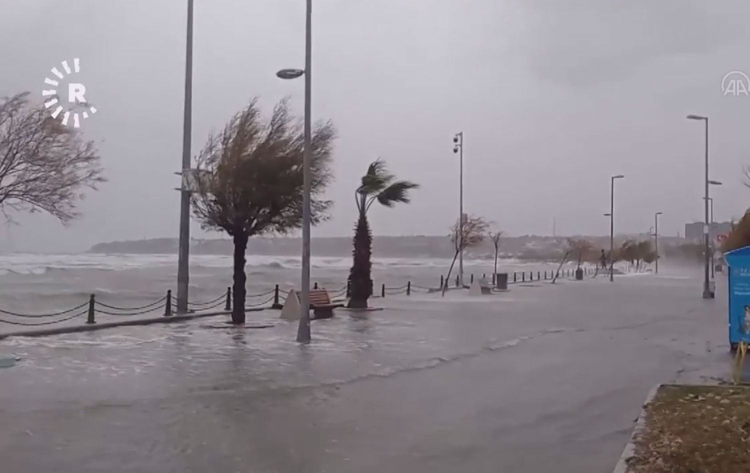 İstanbul’da şiddetli lodos etkili oluyor: 4 kişi hayatını kaybetti