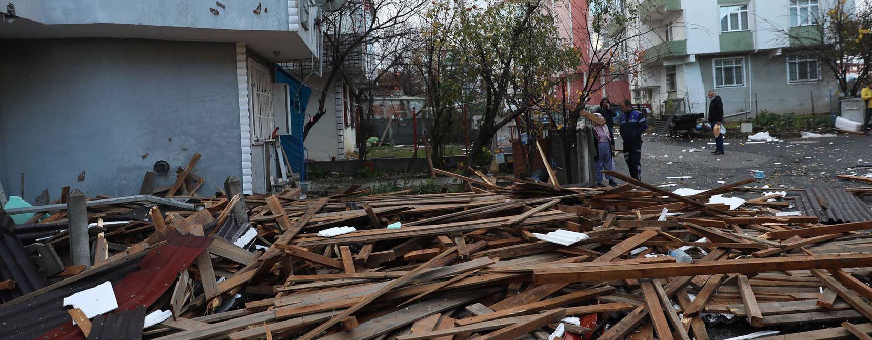 FOTO – İstanbul ve çevre illerde fırtına etkili olmaya devam ediyor