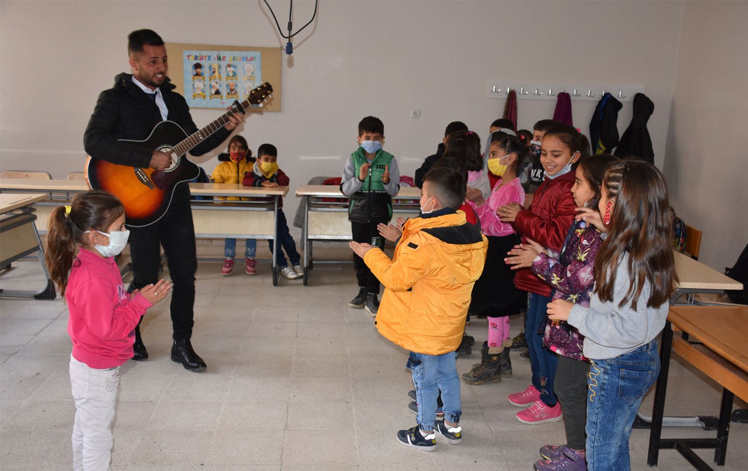 Şırnaklı okul müdürü gitarıyla köy köy geziyor