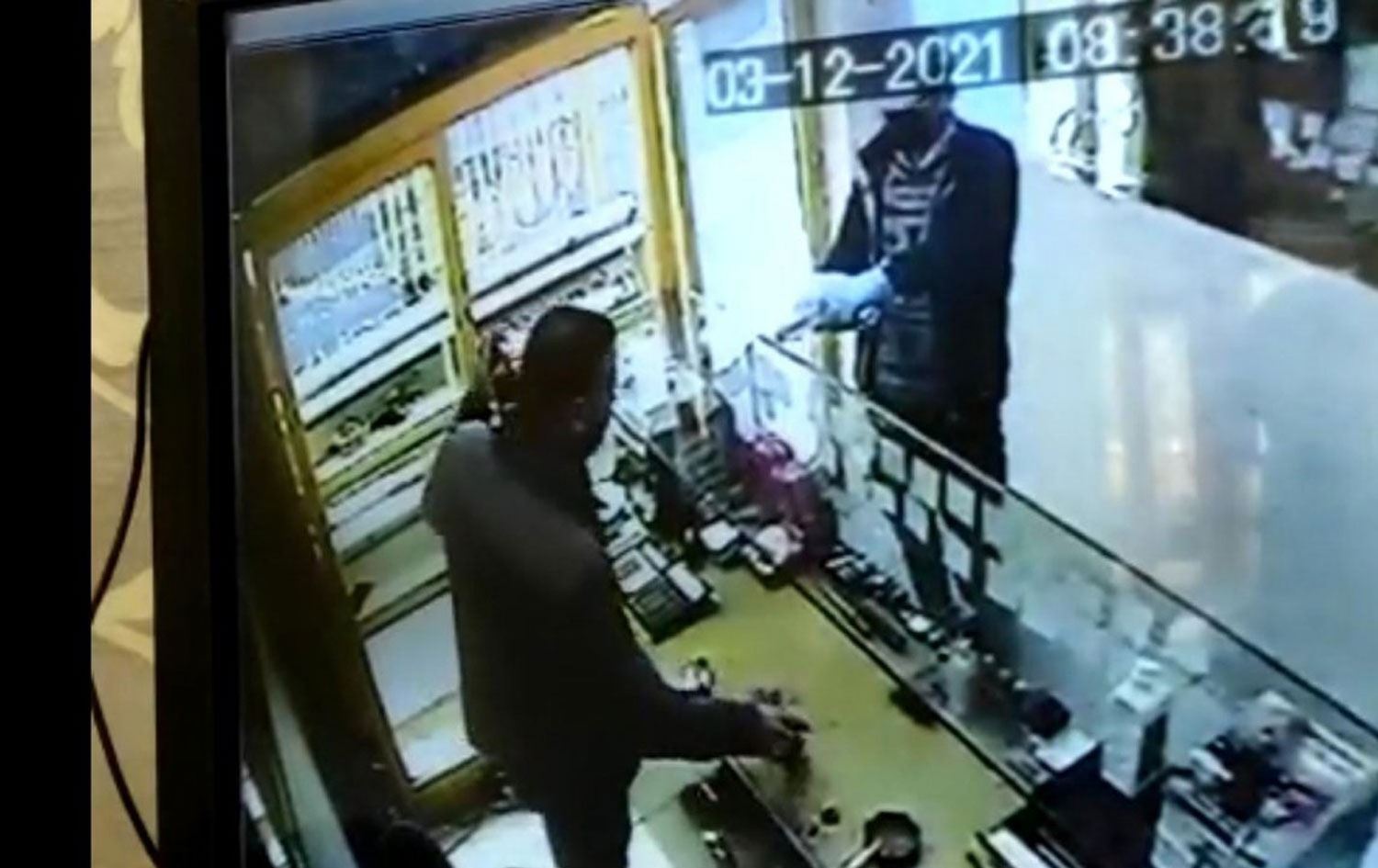 Urfa’da kuyumcu, oyuncak tabanca ile soyguna gelen hırsızı vurdu