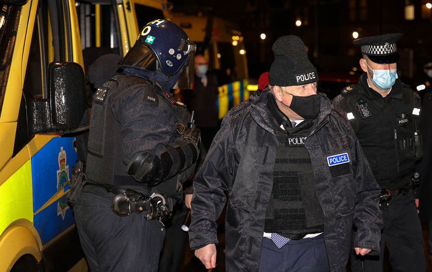 İngiltere Başbakanı uyuşturucu baskınına katıldı