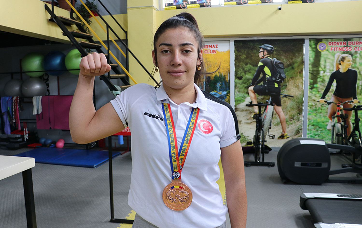 İnek sağarak bileklerini güçlendiren genç sporcu dünya üçüncüsü oldu