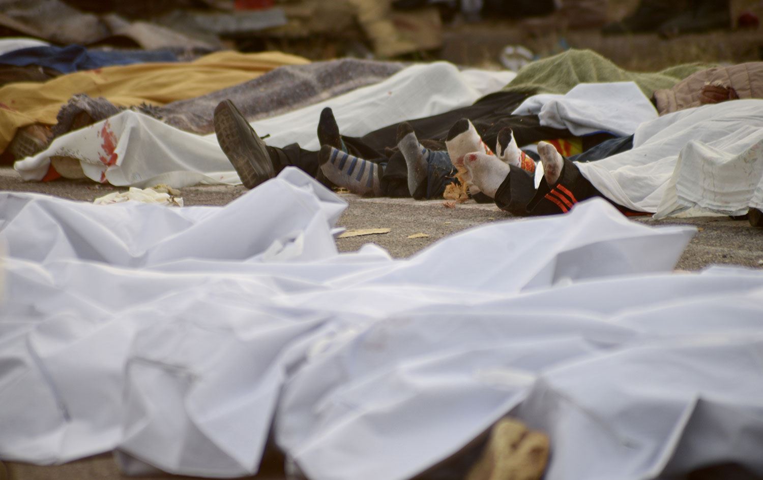 Göçmenleri taşıyan tır devrildi: 54 ölü!