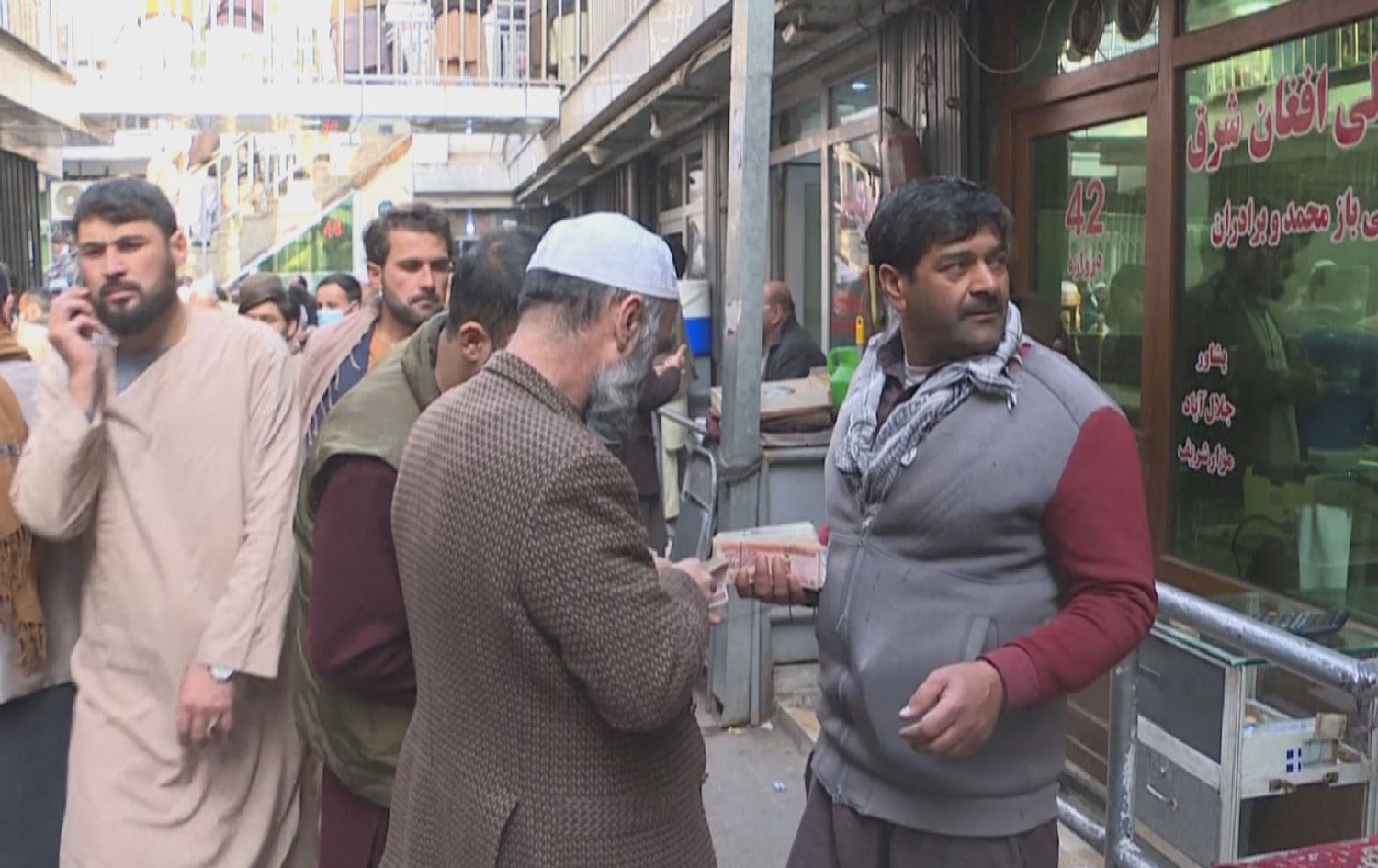 دابەزینی بەهای دراوی ئەفغانی؛ بەشێک لە خەڵکی کەلوپەلی ماڵەکانیان بۆ خۆراک دەفرۆشن