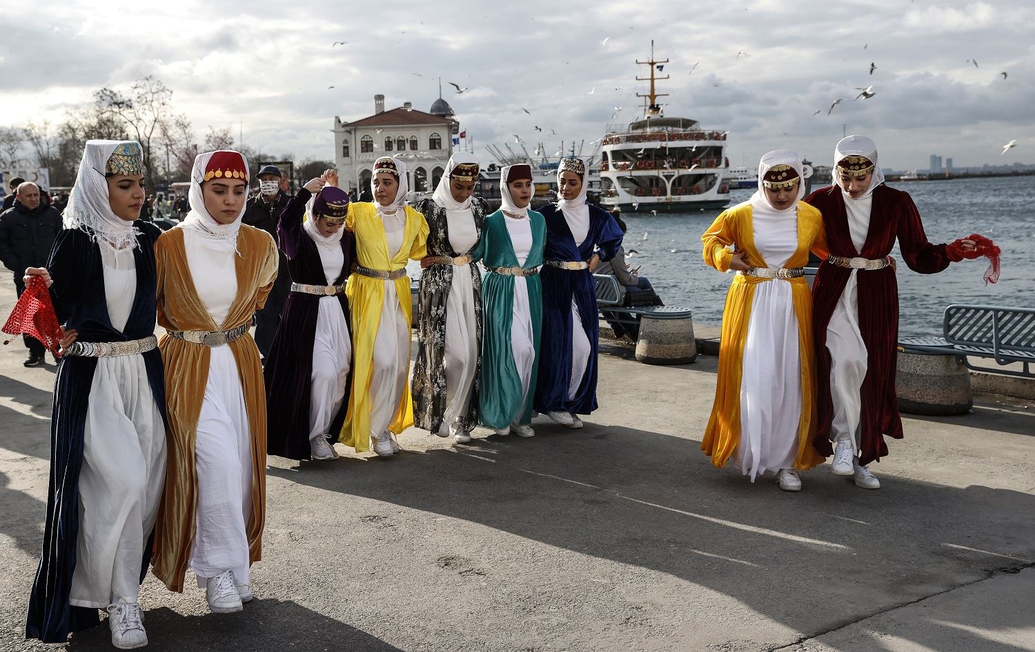 Li Stenbolê bi folklor û govendên Kurdî bajarên Kurdistanê didin nasandin