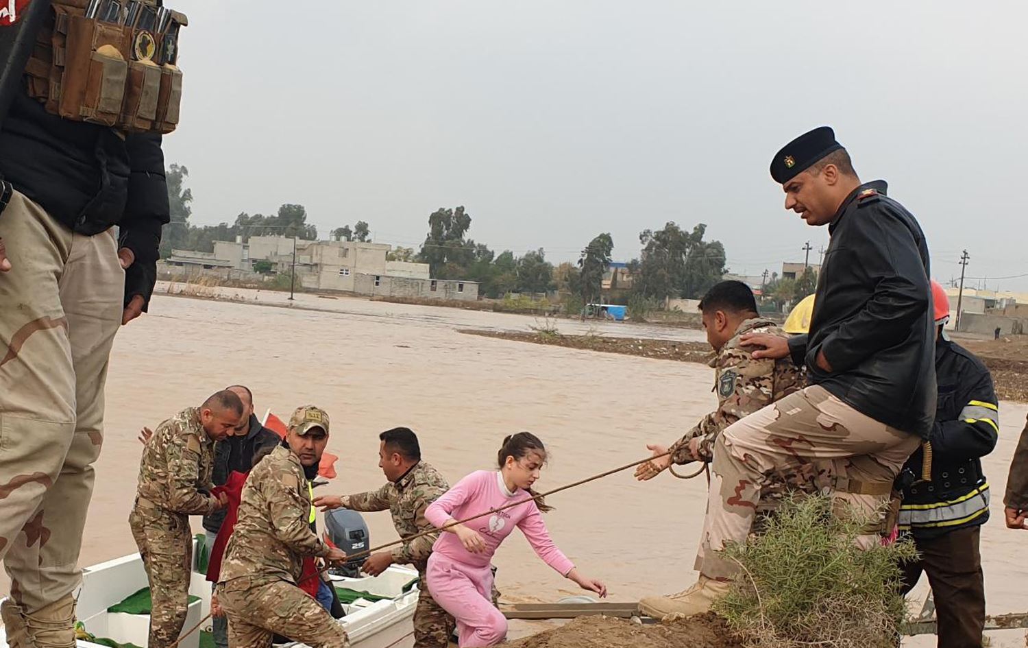 اجلاء عوائل محاصرة من السيول في كركوك وسقوط جسر الگوير