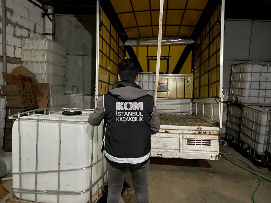 Li Stenbolê du kes bi tohmeta çêkirina alkola sexte hatin desteserkirin