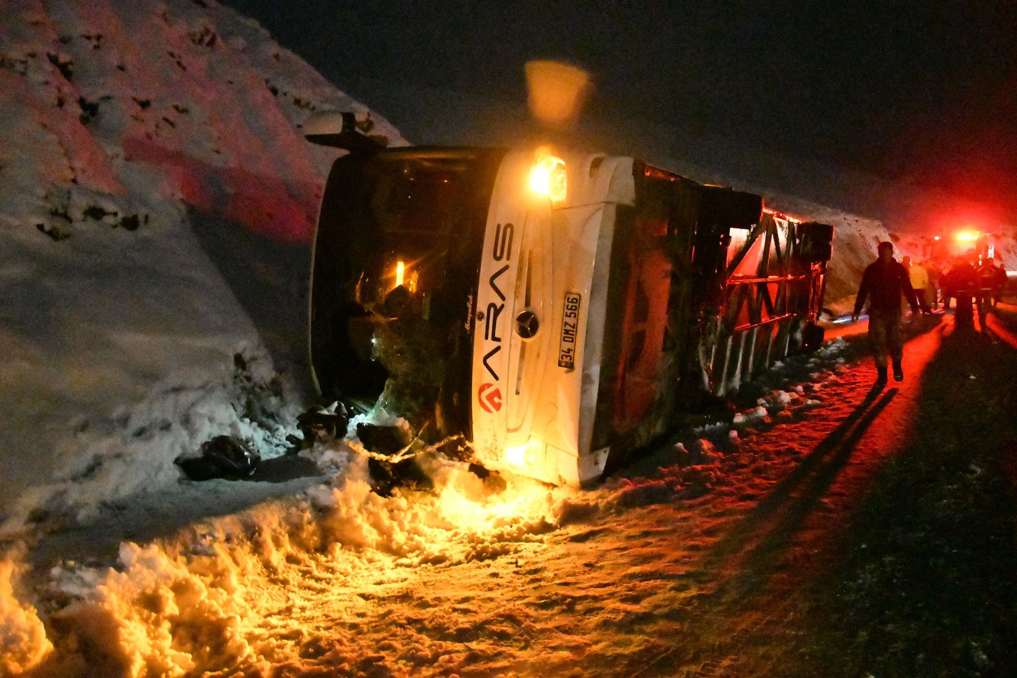 Kars’ta otobüs devrildi: 4 ölü