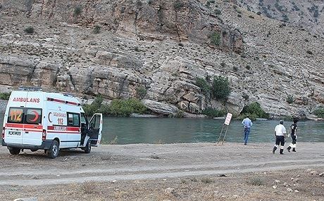 Li Sêrtê 5 kes di nav çemê Botanê de xeniqîn