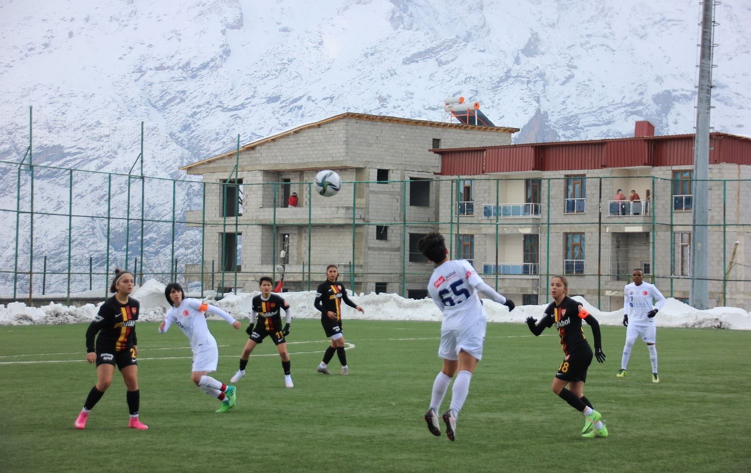 Hakkari kadın futbol takımı Kayseri’yi 4-0 yendi