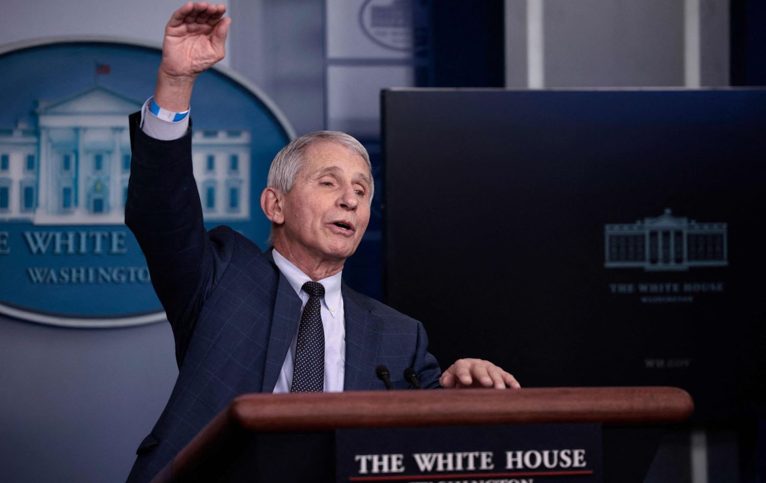 ئەنتۆنی فاوچی: ئۆمیکرۆن بە کەم مەزانن