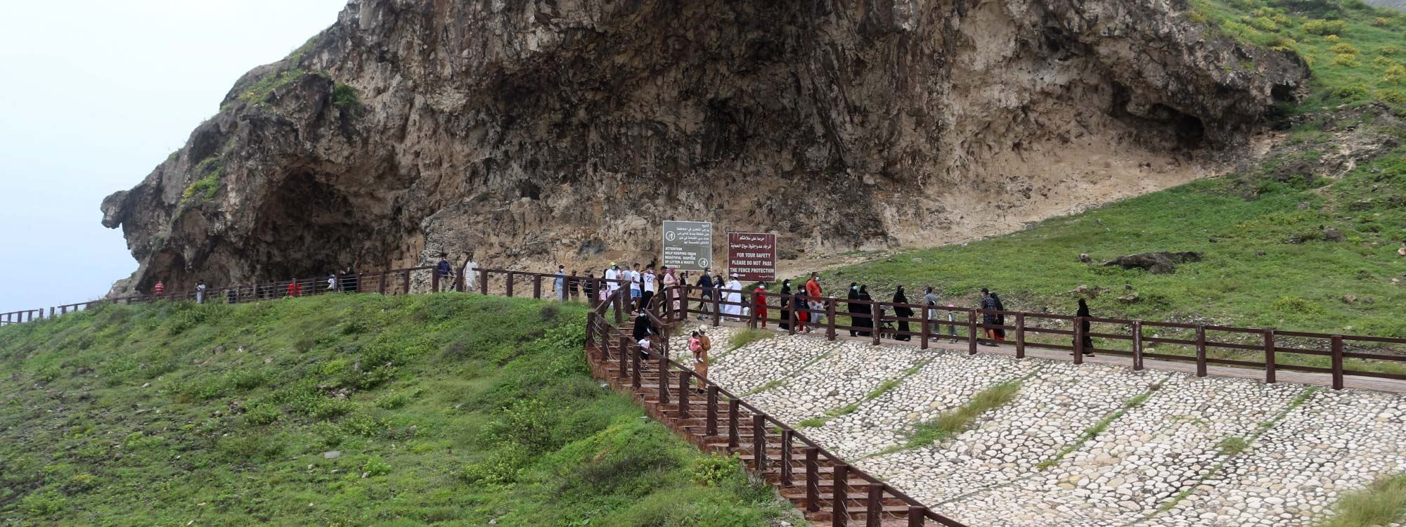 صور.. كهوف ظفار في سلطنة عمان تستقطب محبي المغامرة وعشاق التاريخ