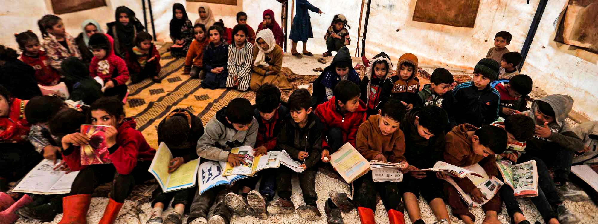 مامۆستایەکی خۆبەخش لە ئیدلب وانە بە منداڵان دەڵێتەوە