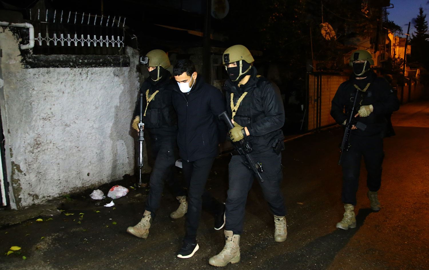 Adana'daki IŞİD operasyonunda 13 yabancı uyruklu gözaltına alındı