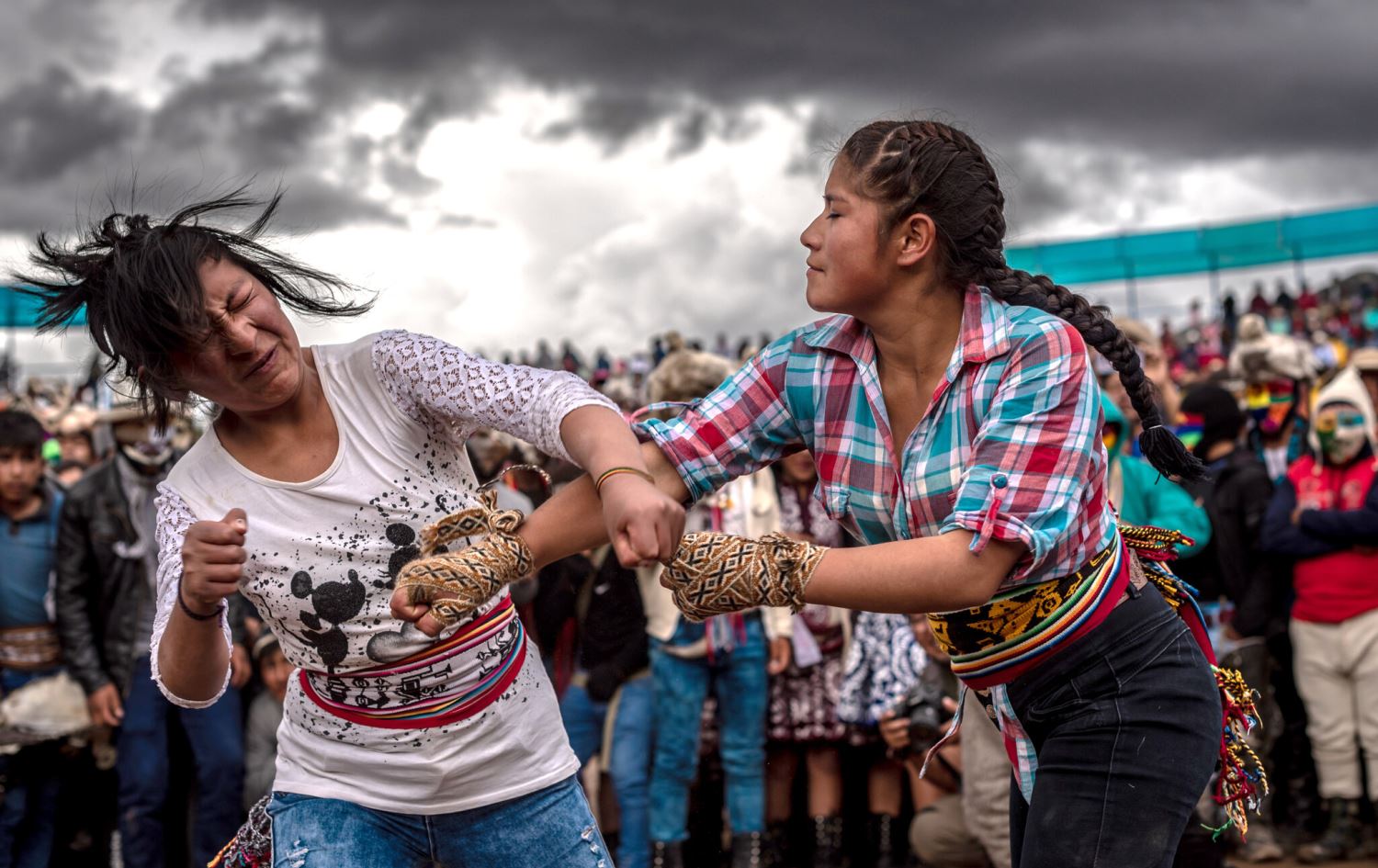 لە پارێزگایەکی پیرو خەڵک لە رێگەی شەڕە بۆکس کێشەی نێوانیان یەکلایی دەکەنەوە