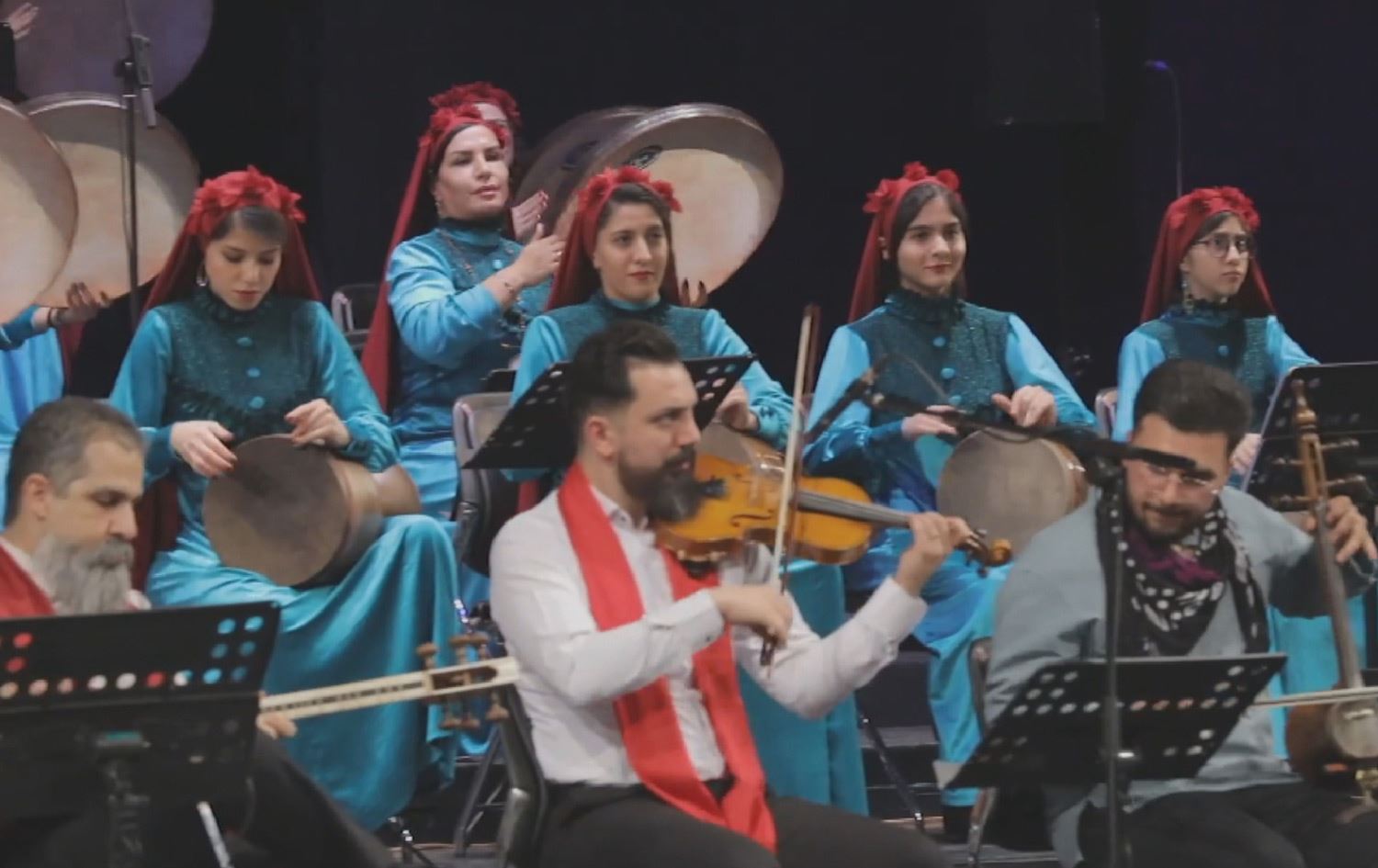 گرووپی ئۆرکێسترای هێژان میلۆدییە رەسەنە کوردییەکان بە دەف نوێدەکاتەوە