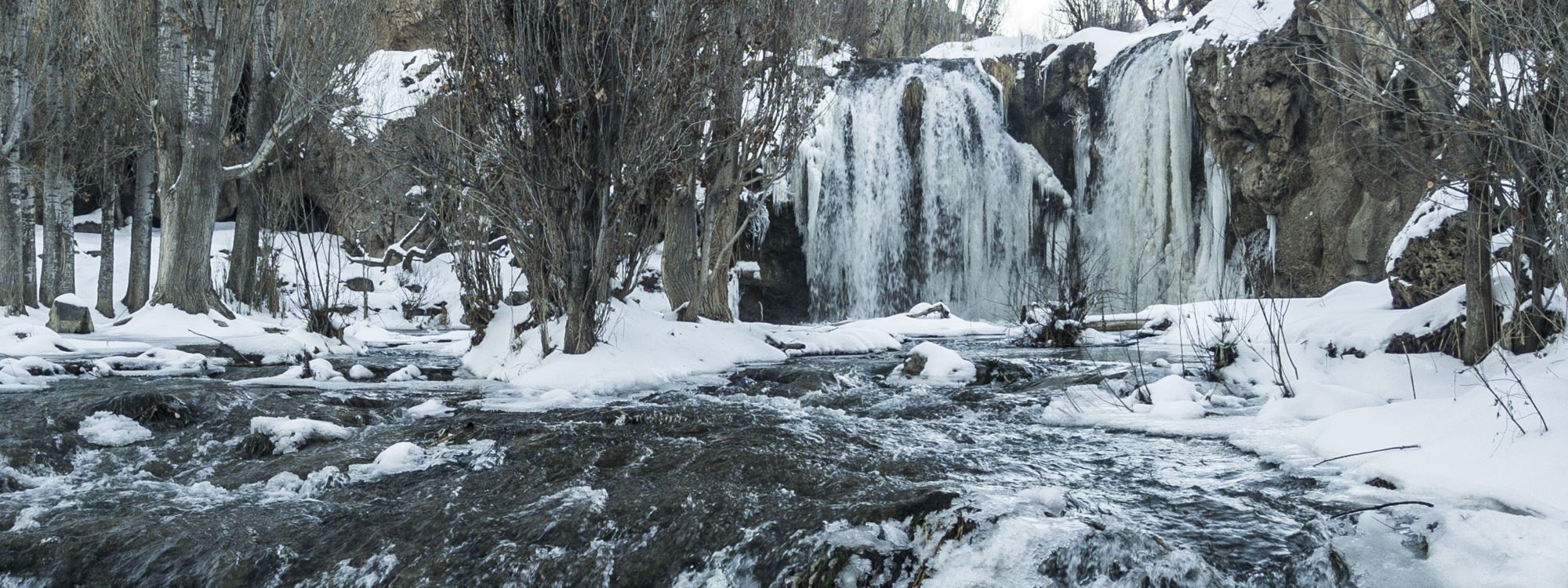 FOTO - Her mevsim eşsiz güzellikler sunan Muradiye Şelalesi kısmen dondu