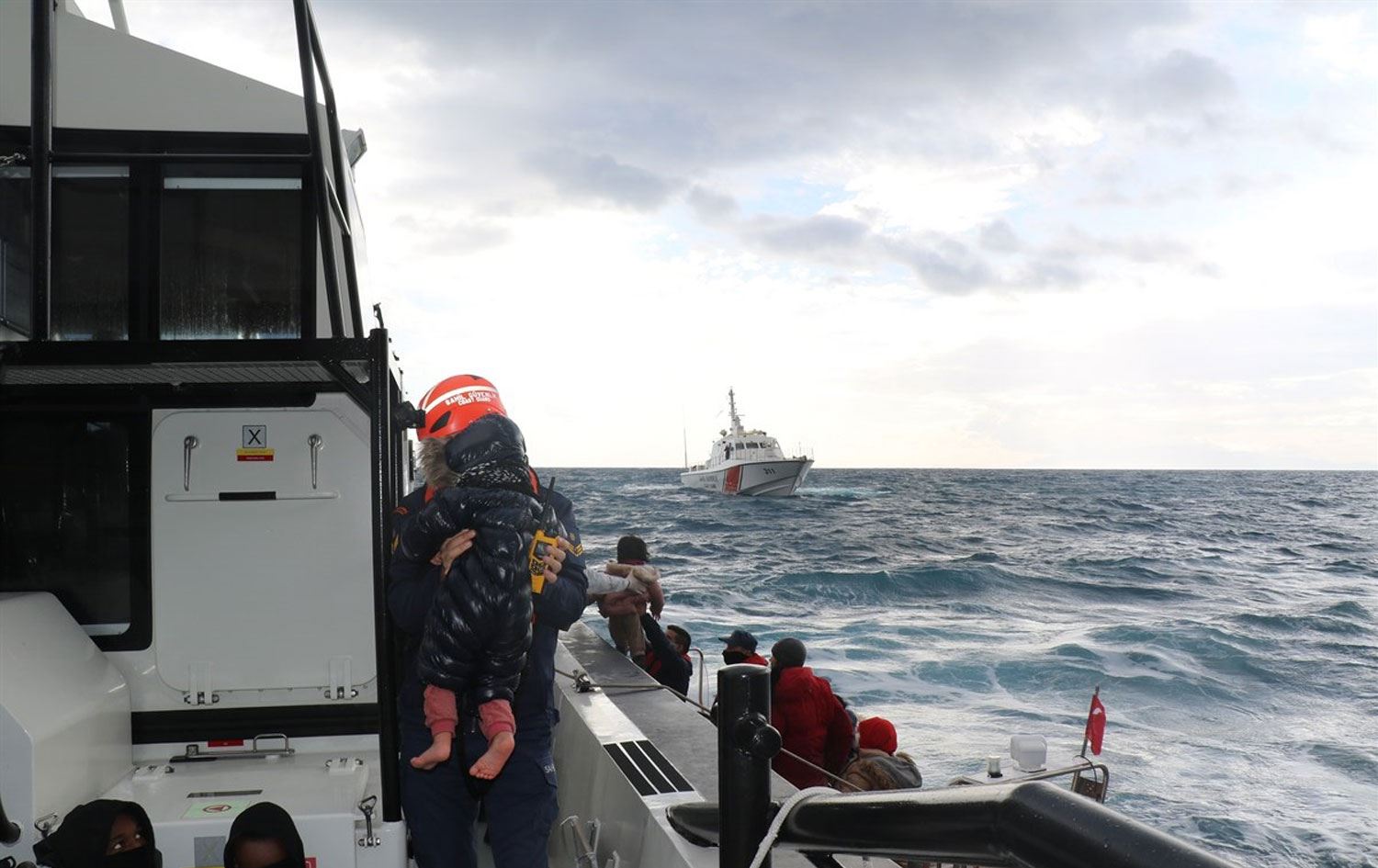 İzmir’de göçmen teknesi battı; 2 kişi öldü, 24 kişi kurtarıldı