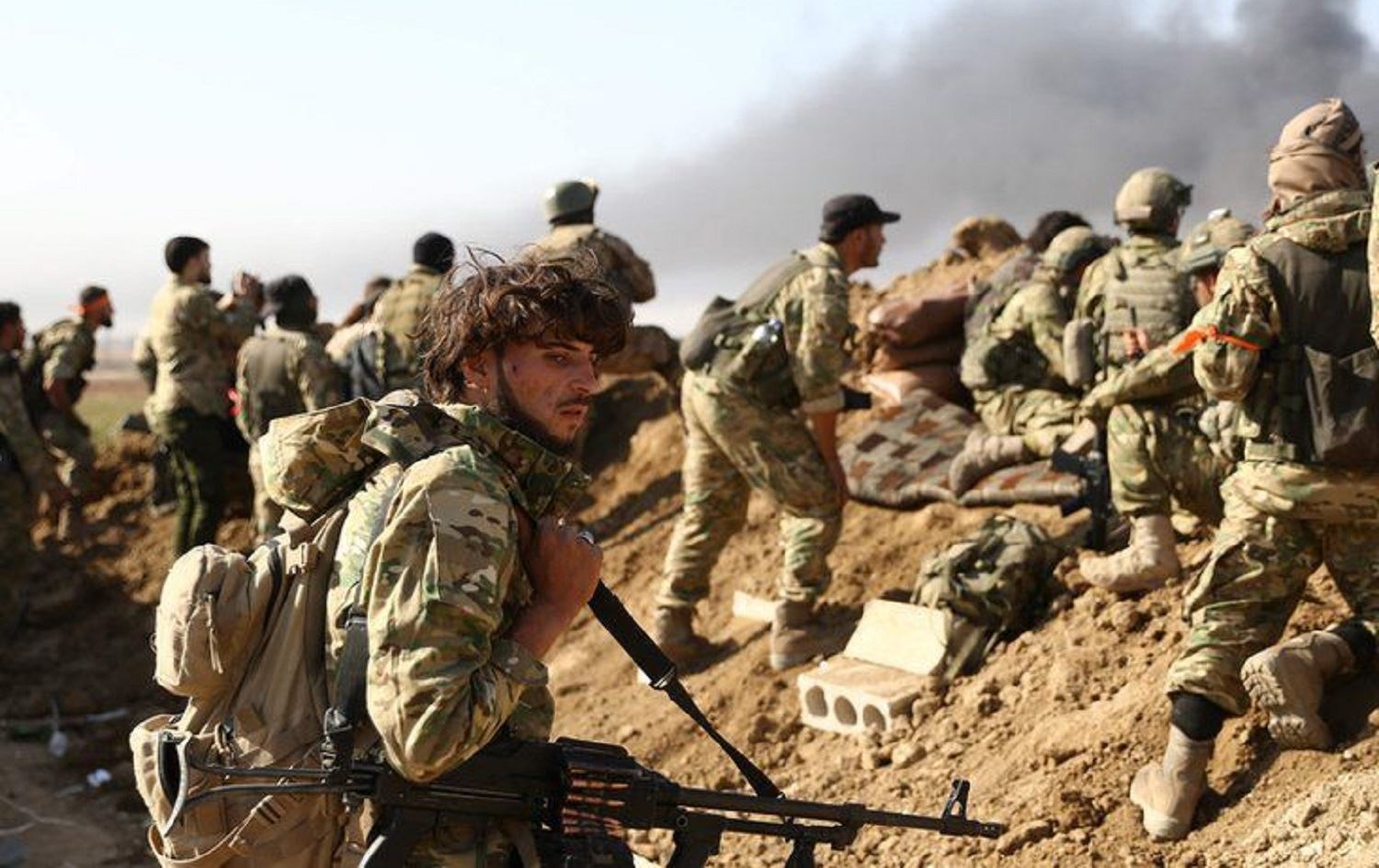 Jeffrey bo Rûdawê: Çekdarên hevpeymanên Tirkiyê tawanên şer kirine