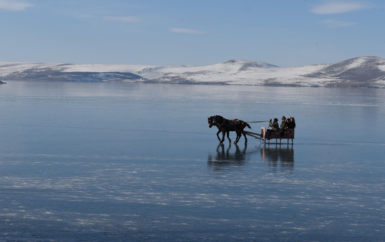 Qeşaya li ser Gola Çildarê 15 santîmetre derbas kir