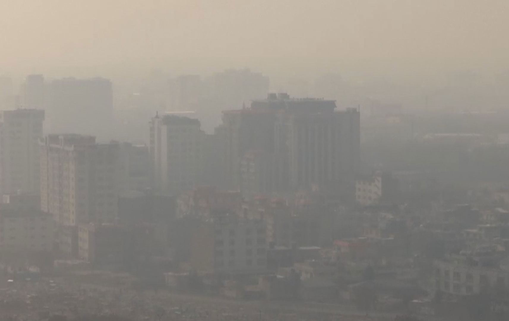 خەڵکی ئەفغانستان بۆ خۆگەرمکردنەوە دەبە و نایلۆن دەسووتێنن