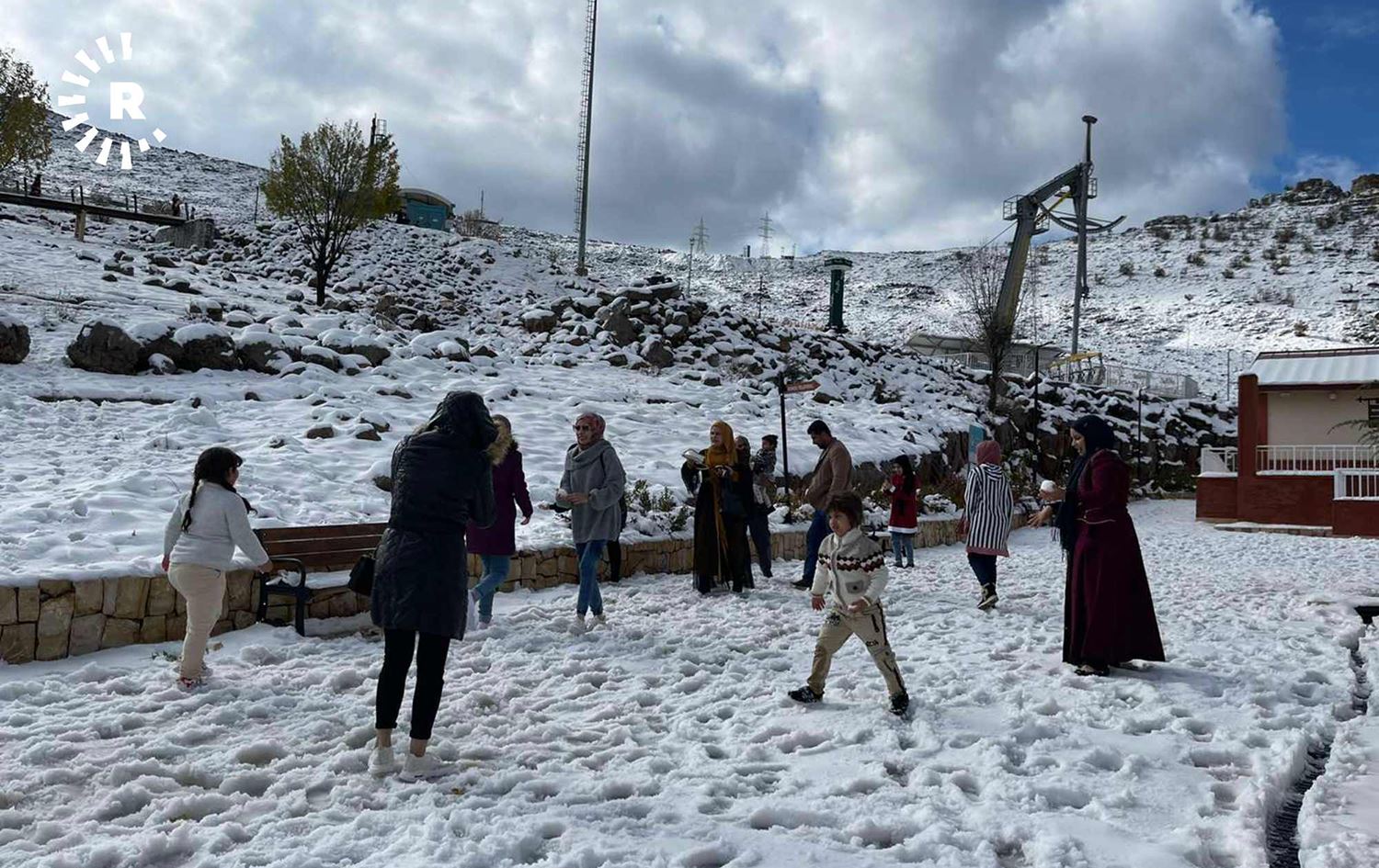 گەشتیاران بۆ بەسەربردنی کات دەچنە چیای کۆڕەک