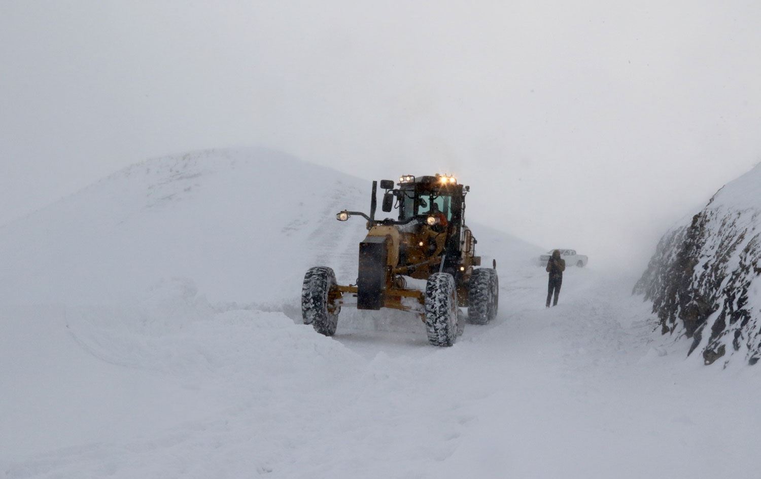 Van, Hakkari ve Bitlis'te kar yağışı: 406 köy ve mezranın yolu kapandı