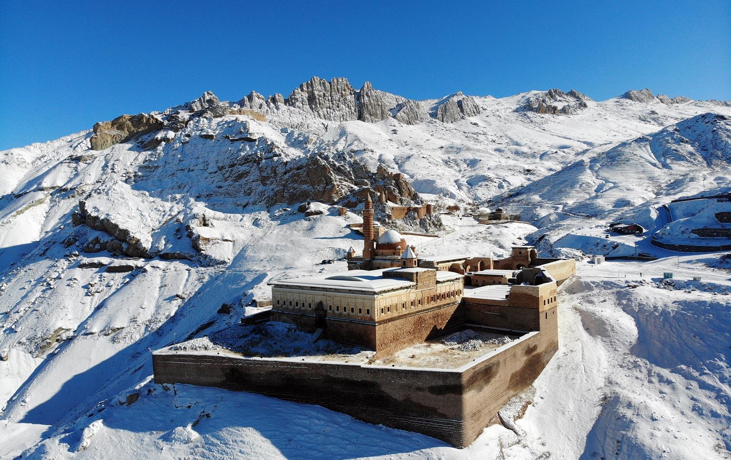 Koşka Îshaq Paşa pêşwaziyê li geştyaran dike