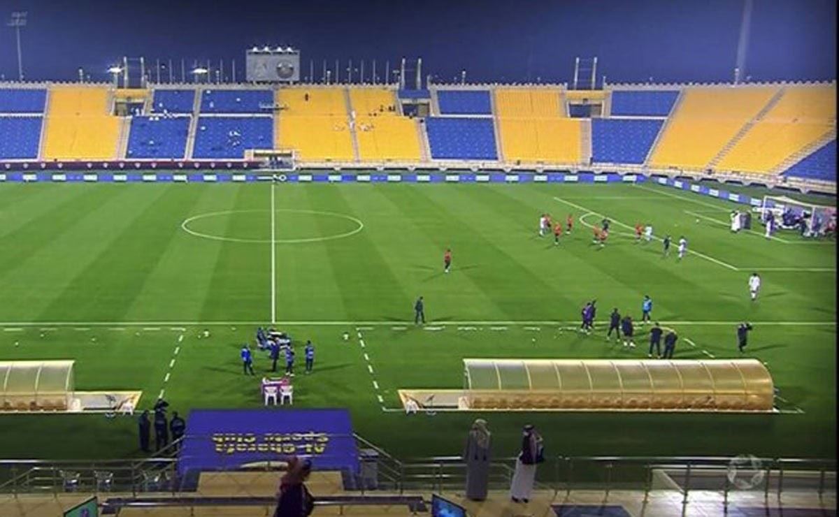 ڤیدیۆ؛ یاریزانێک لەنێو یاریگەدا تووشی جەڵتە بوو و یارییەکەیان تەواونەکرا