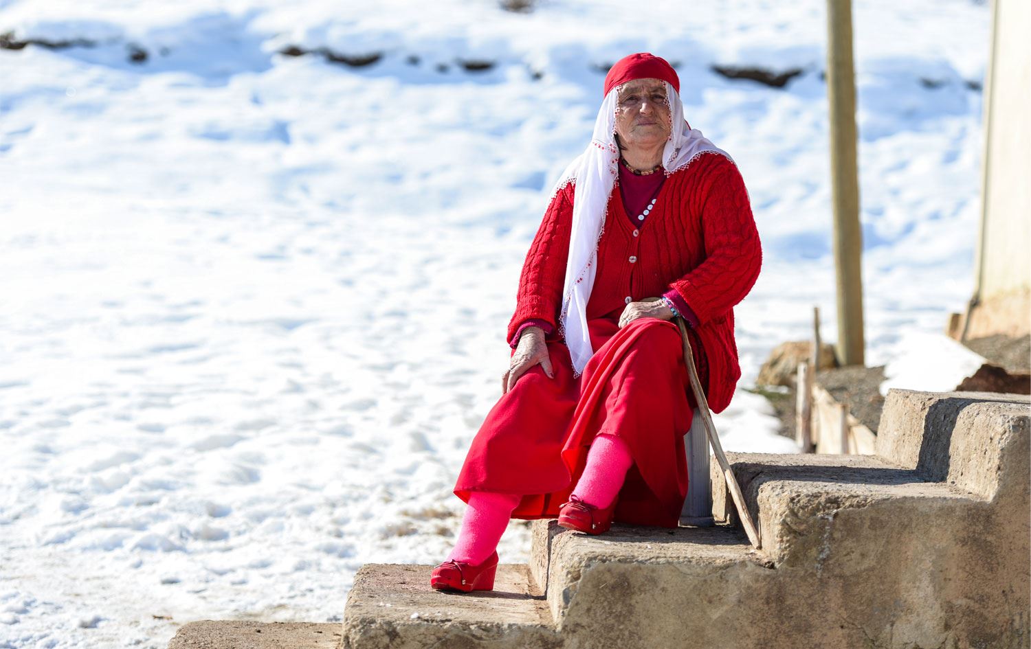 Bingöllü kadın 67 yıldır kırmızı kıyafet giyiyor