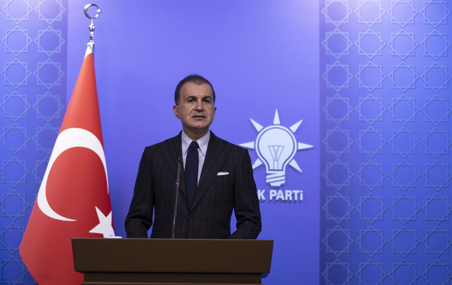 AK Parti Sözcüsü Çelik’ten Macron’a yanıt: Ona hediye ediyoruz