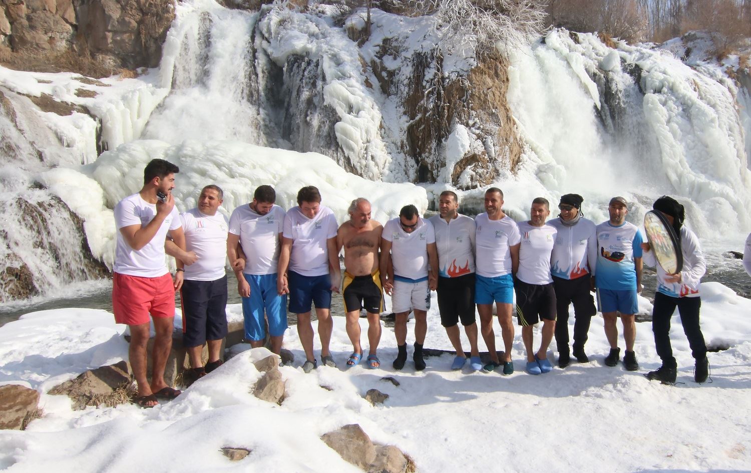 Di nav qeşa û ava qerisî de govend girêdan