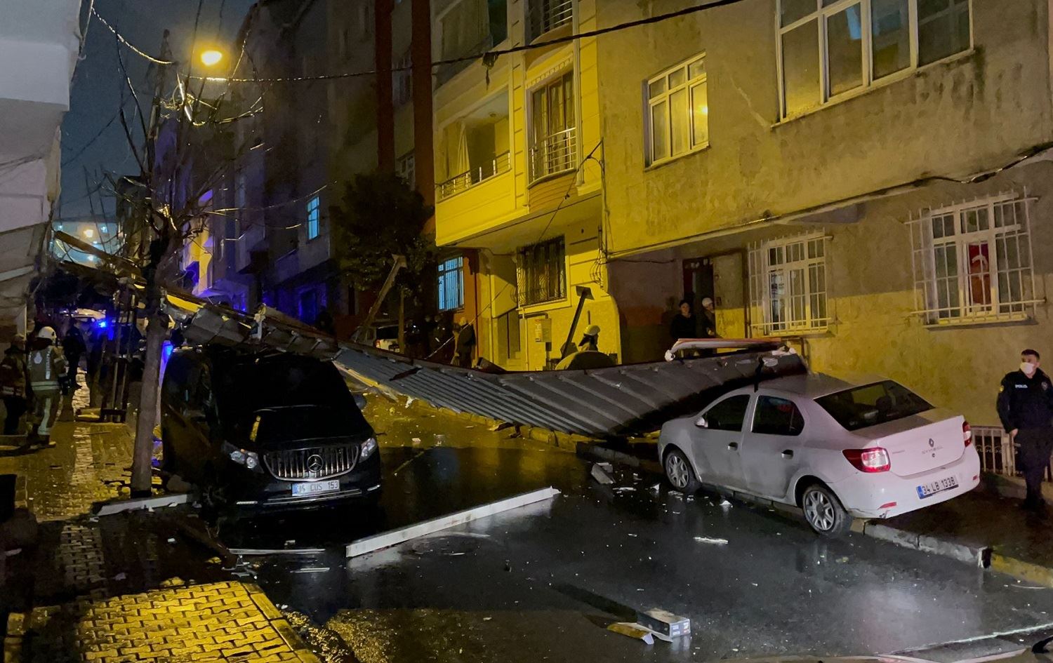 Li Stenbol û Kirklarelî ba û bahozê banê gelek xaniyan firand