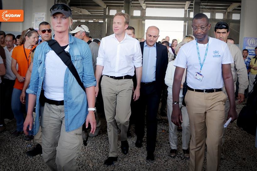 Norveç Dışişleri Bakanı Borge Brende, Erbil'de Ezidilerin bulunduğu Bahrike Kampı'nda...