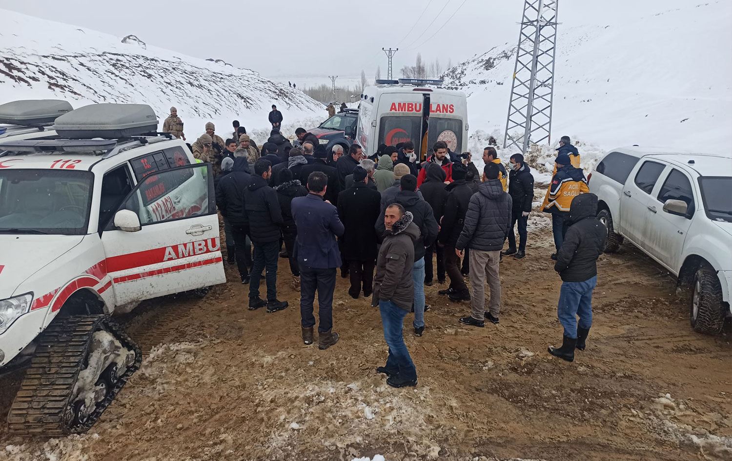 Hakkari-Yüksekova’da 3 kişinin üzerine çığ düştü