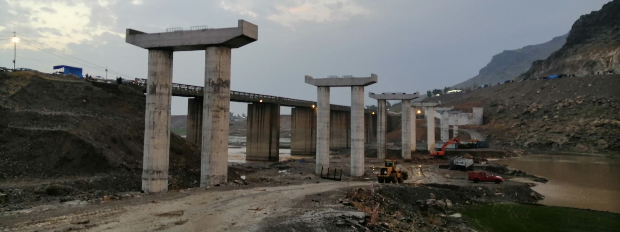 کارکردن لە پردی دەربەندی رانیە بەردەوامە و ئاوی دەربەندەکە زیادبووە