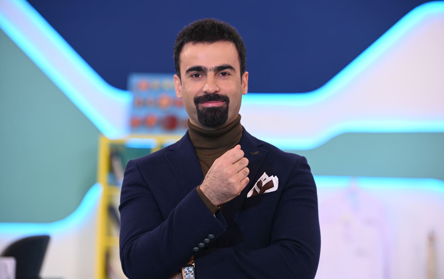 Dr. Aras Biradostî Xelata `Baştirîn Pizîşk/Pêşkêşkarê 2021` werdigire