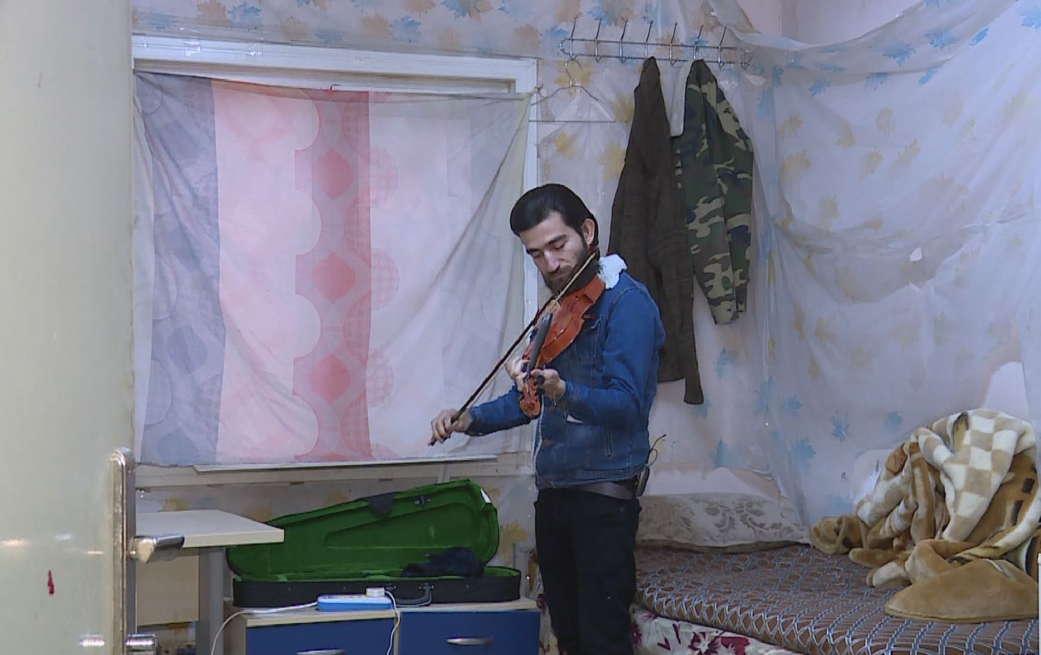 لە هەولێر گەنجێکی نابینا چەندین بەهرەی هەیە و میوزیک دەژەنێت