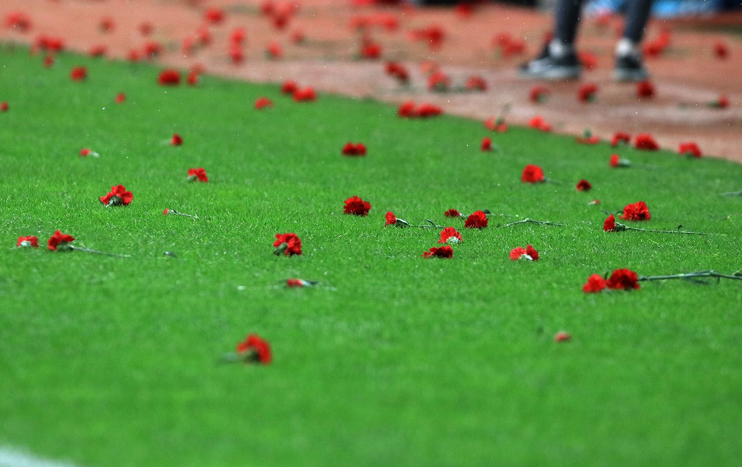 وێنە و ڤیدیۆ؛ بە گۆڵ و گوڵ رێز لە یاریزانێکی کۆچکردوو دەگیرێت