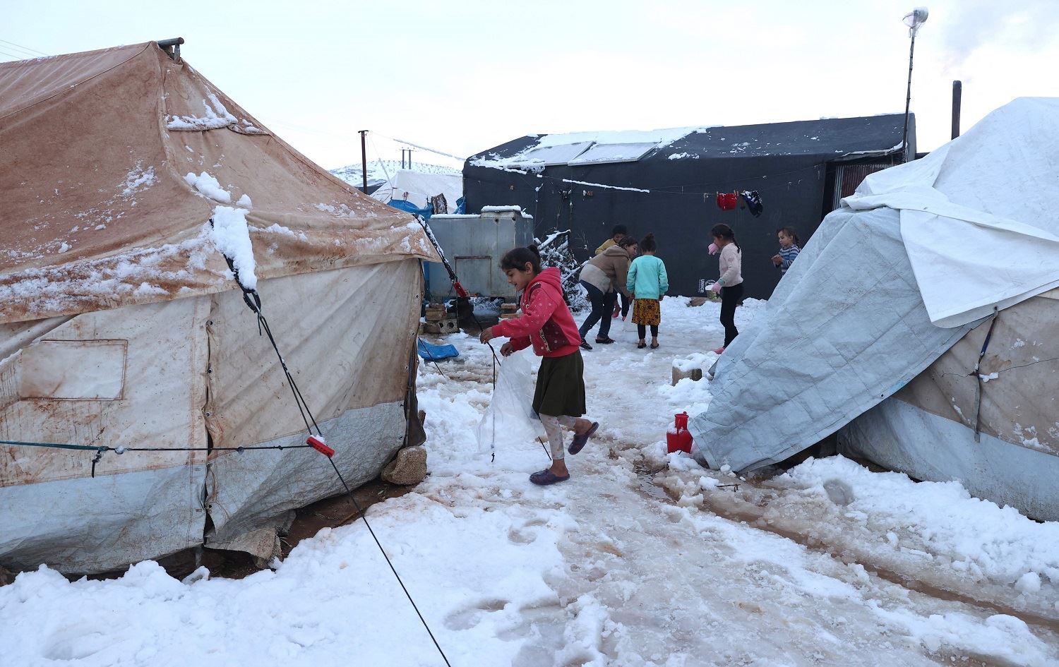 Li Efrînê ji ber berfê kampên koçberan zerar dîtin