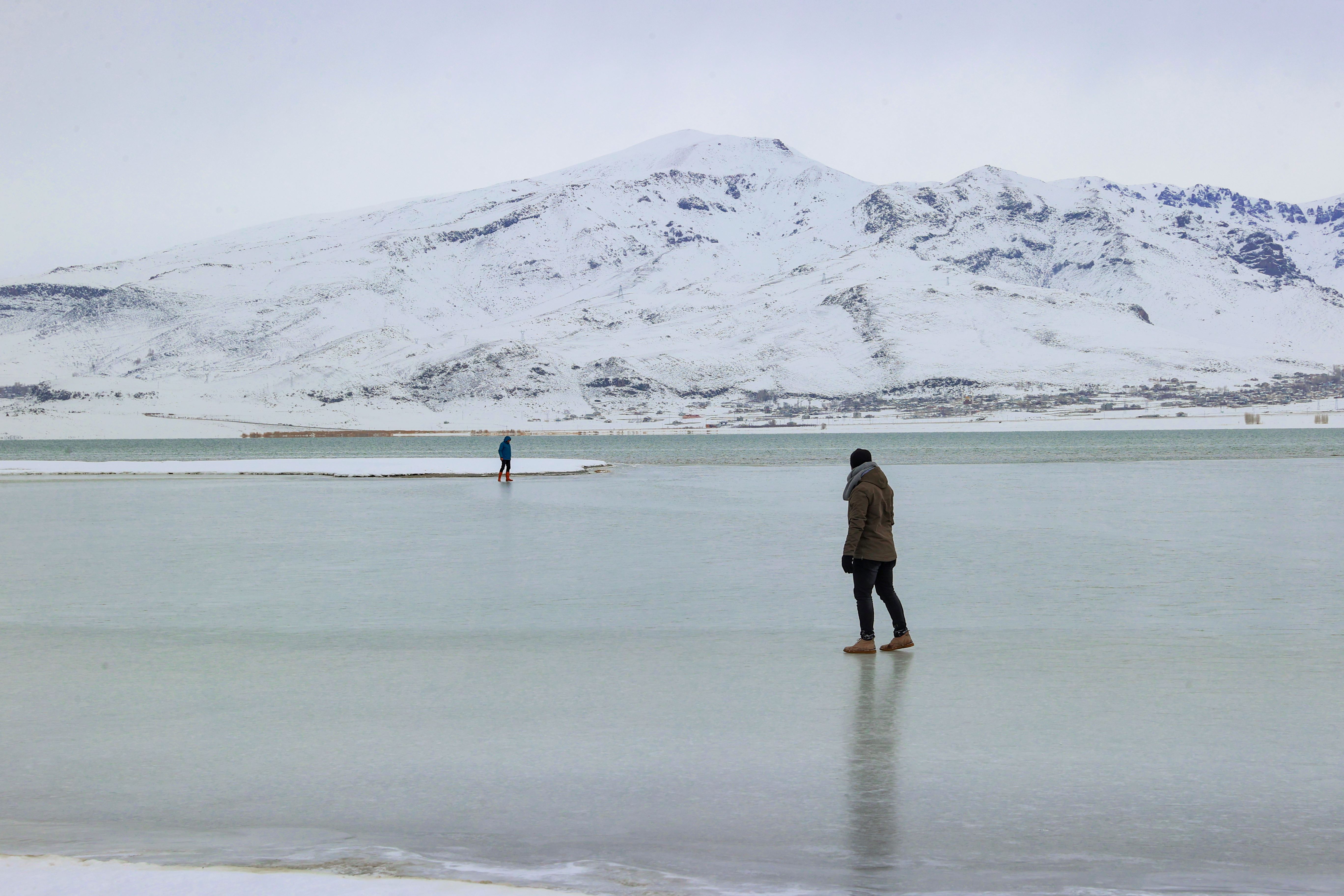 Gola Wanê qeşa girt