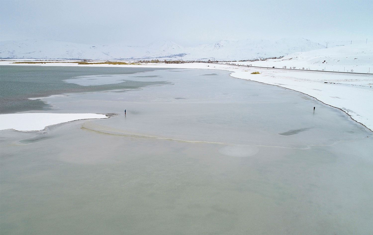 Tuzlu ve sodalı olmasına rağmen Van Gölü buz tuttu!