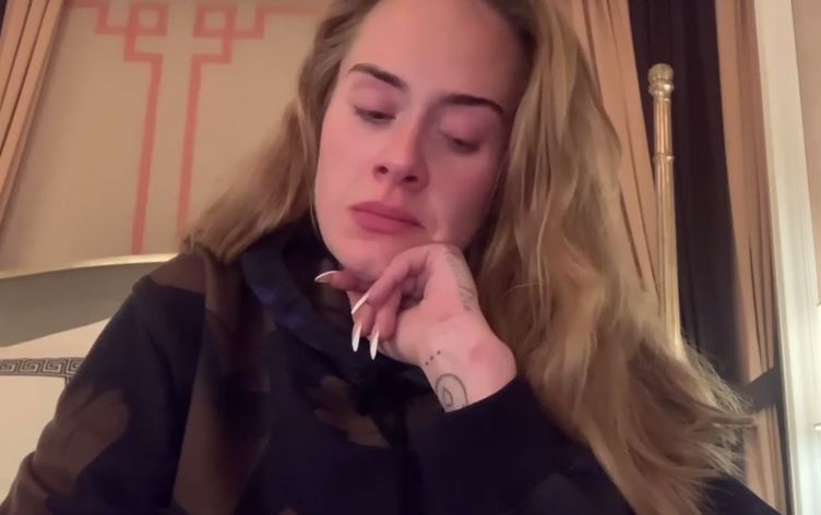 ئەدێل بە گریانەوە داوای لێبوردن لە هەوادارانی دەکات