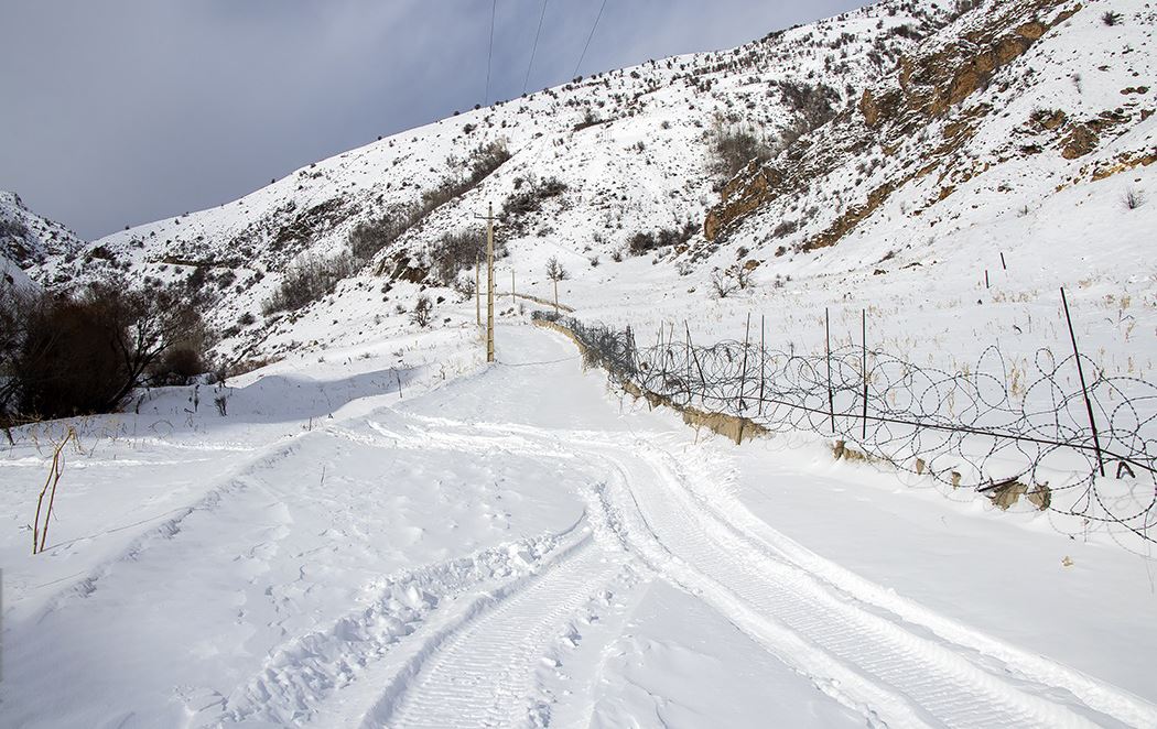 لە رۆژهەڵاتی کوردستان بە هێلیکۆپتەر خۆراک دەگەیێندرێتە گوندەکان