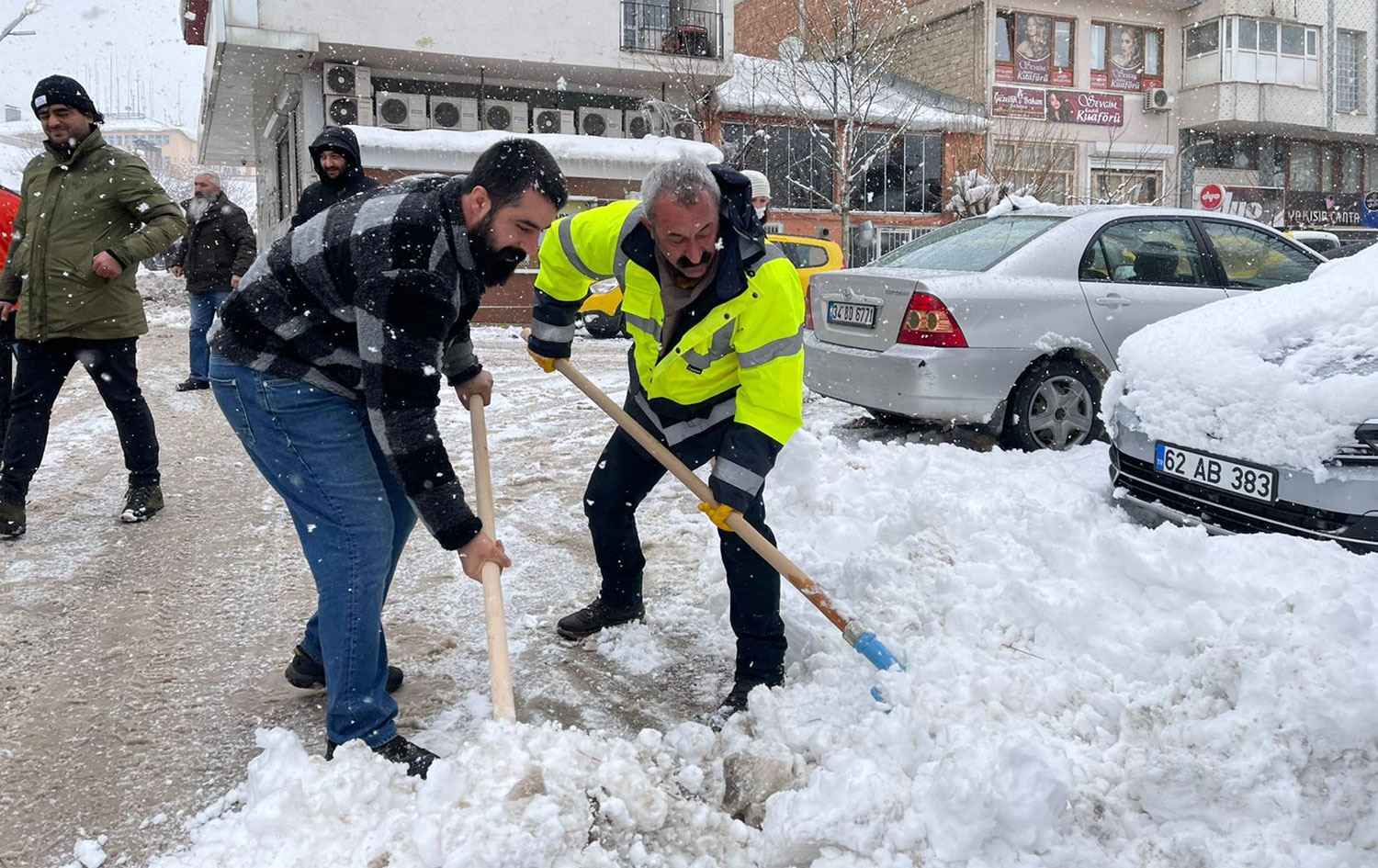 Dersim Belediyesi ve vatandaşlar imece usulüyle kar temizledi