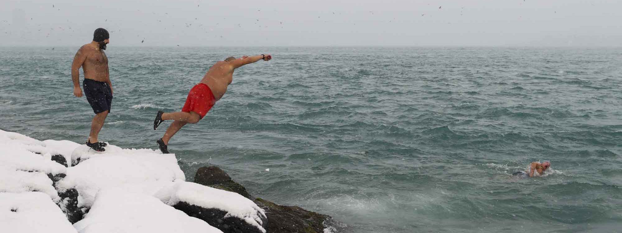 لە کەشێکی بەفراویی ئیستەنبووڵ گرووپێک لەنێو دەریا مەلە دەکەن